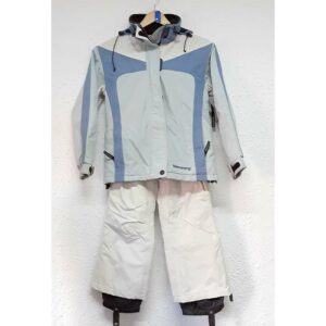 cazadora y pantalón azul