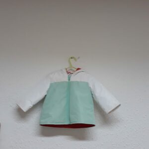 CAZADORA BLANCA Y VERDE Talla 12 meses