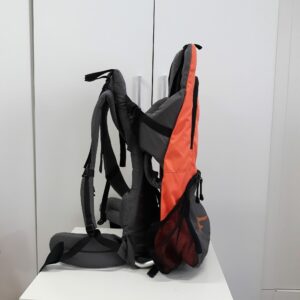Mochila porta bebé gris y naranja